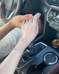 Bình Tro Cốt Và Trai Đẹp Nhà Tang Lễ