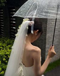 Đứa Trẻ Bị Che Mắt Trên Vòng Đu Quay