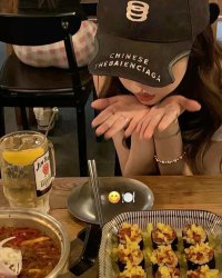 Cô Gái Trong Lớp Vàng