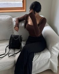 Mẹ Dạy Tôi Sống Tiết Kiệm, Còn Mẹ Được Phép Sống Xa Hoa