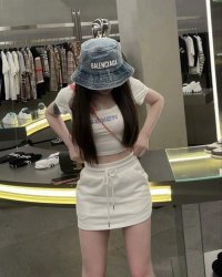 Hàng Xóm Tự Nhiên Muốn Tôi Chia Sữa Cho Con Cô Ta