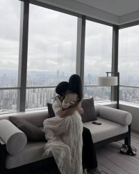 Anh Rời Đi Khi Ánh Đèn Tắt