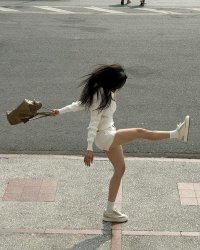 Kẻ Đến Sau Vừa Tranh Vừa Cướp