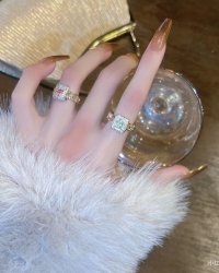 Tin Nhắn Nhầm Và Những Bí Mật Đằng Sau