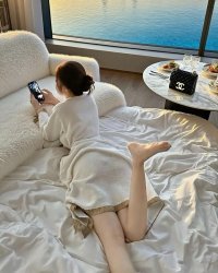 Cậu Bé Mắt Đỏ Và Gấu Dâu Bông Bí Ẩn