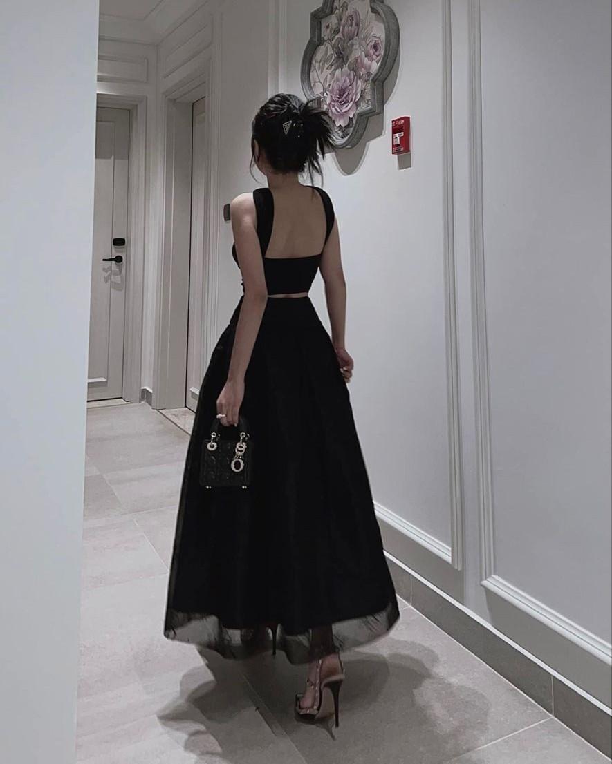 Cô Gái Đứng Giữa Tin Đồn