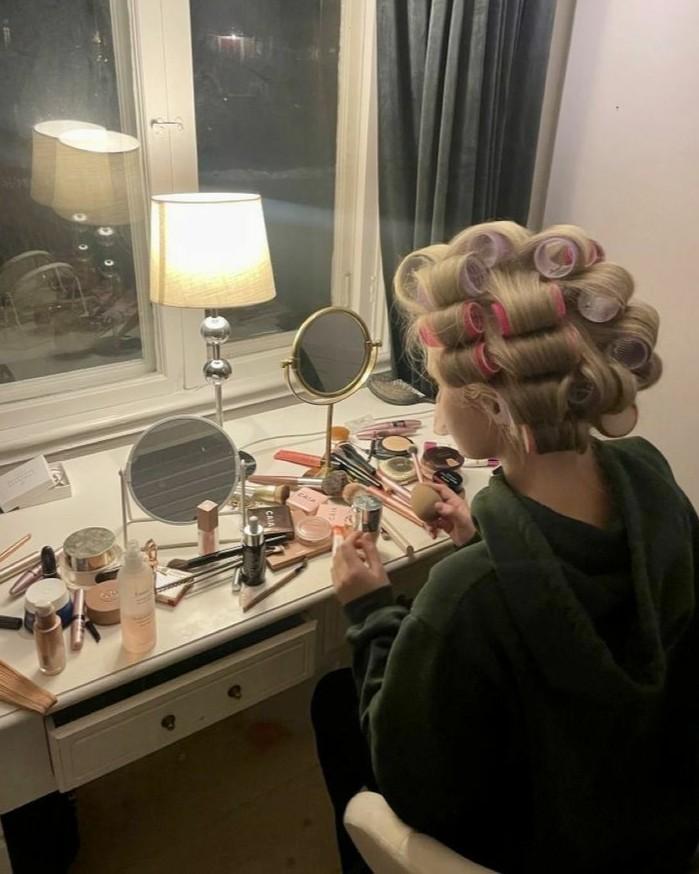 Cô Gái Lạ Trong Căn Hộ Của Tôi