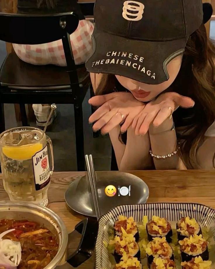 Cô Gái Trong Lớp Vàng