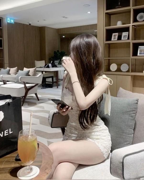 Bình Hoa Bí Ẩn Và Những Dòng Chữ Kỳ Quái