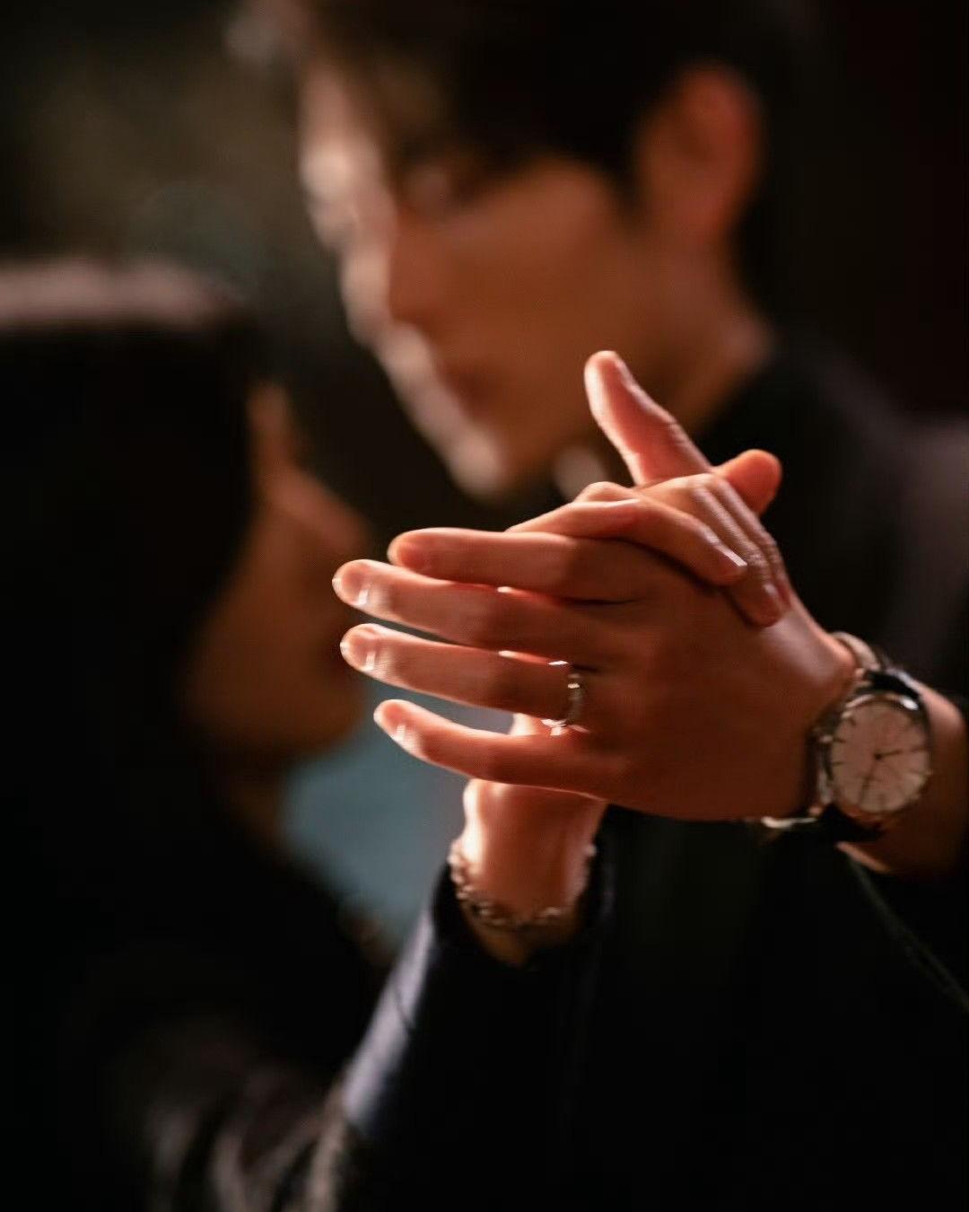 Sự Thật Đằng Sau Tờ Giấy