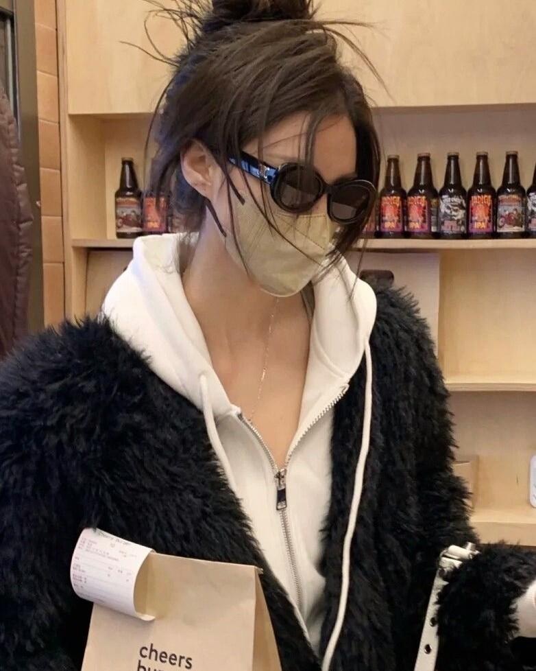 Nhà Người Thân, Lòng Người Lạ