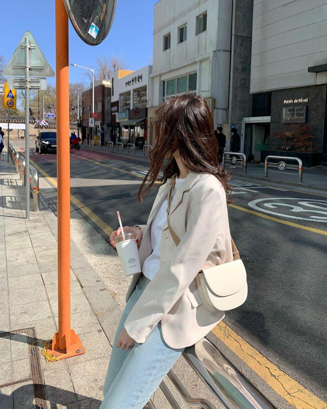 Câu Chuyện Của Những Cô Gái Mồ Côi