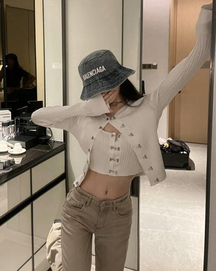 Từ Chối Gặp Gỡ, Chấp Bút Định Mệnh