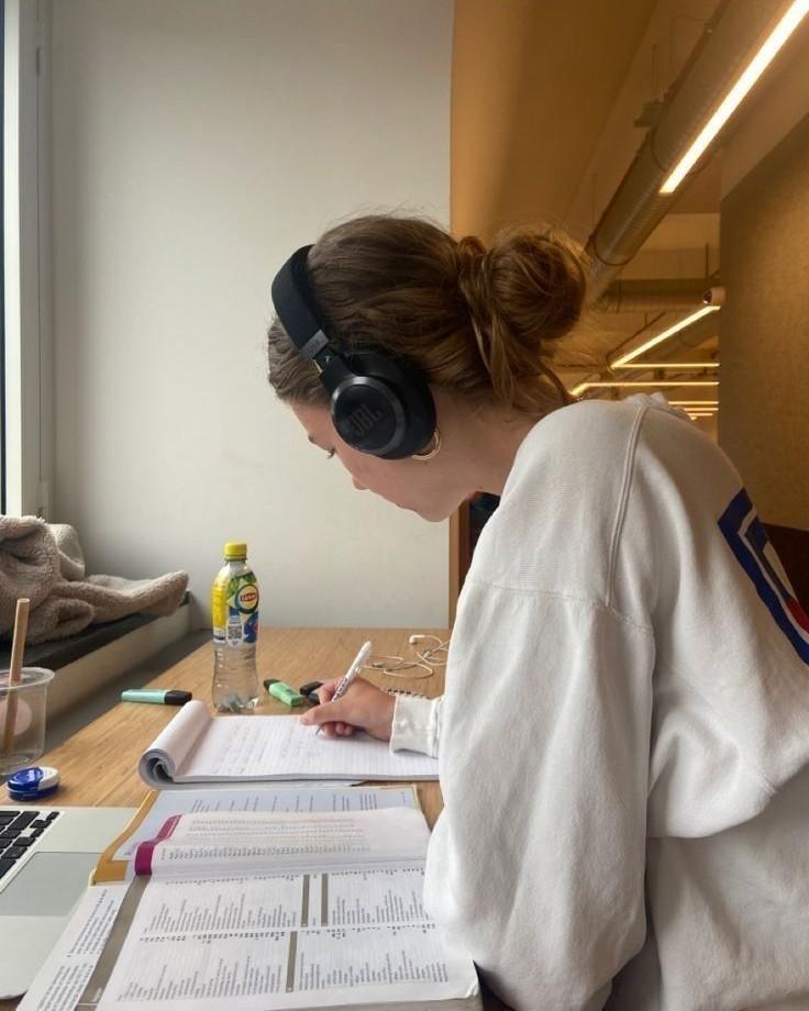 Bí Mật Tình Yêu Giữa Hai Chị Em