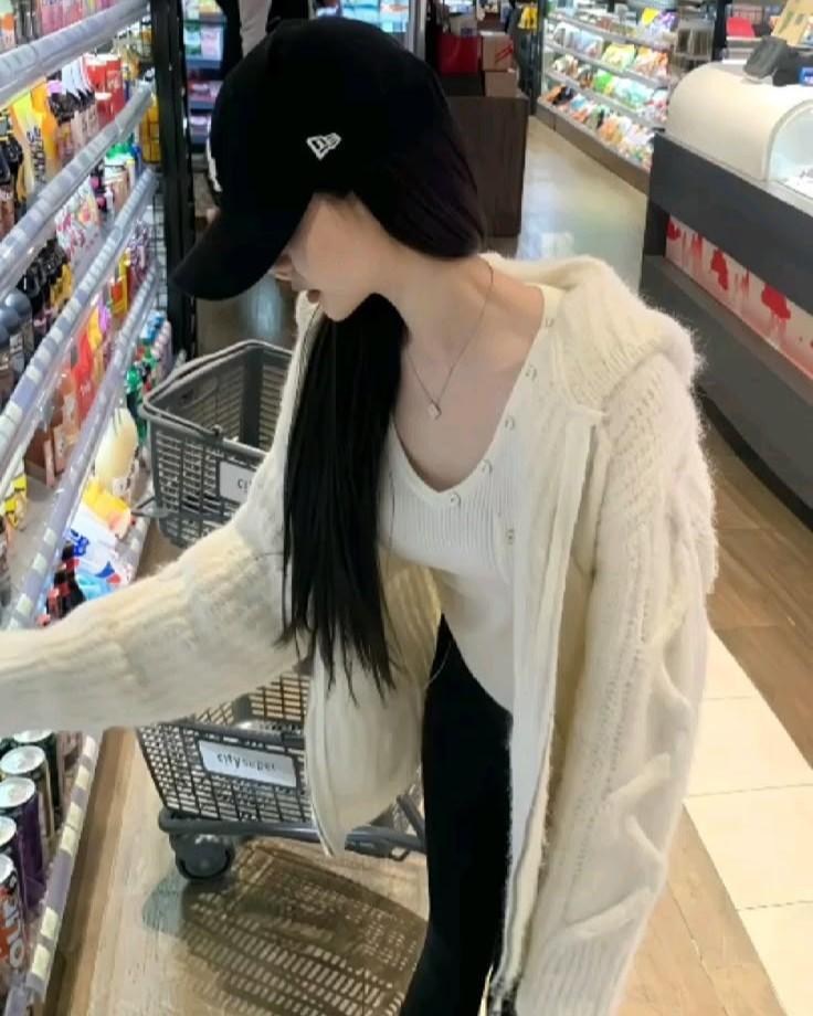 Hai Cái Bát Mẻ Và Những Kẻ Xa Lạ