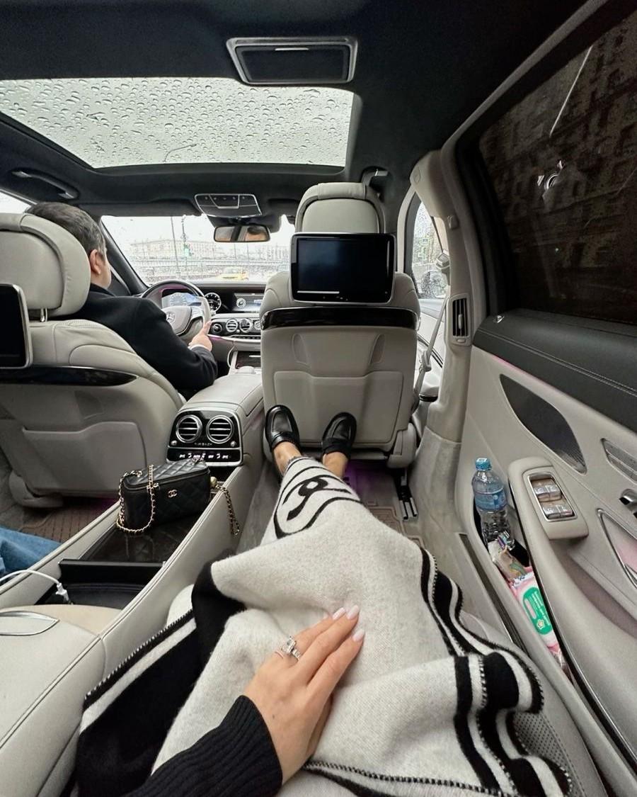 Sau Khi Cô Hàng Xóm Tự Luyến Dùng Địa Chỉ Nhà Tôi Nhận Đồ Ăn