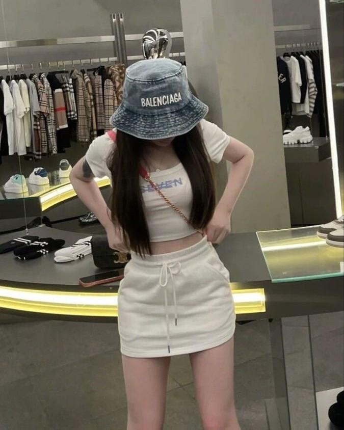 Hàng Xóm Tự Nhiên Muốn Tôi Chia Sữa Cho Con Cô Ta