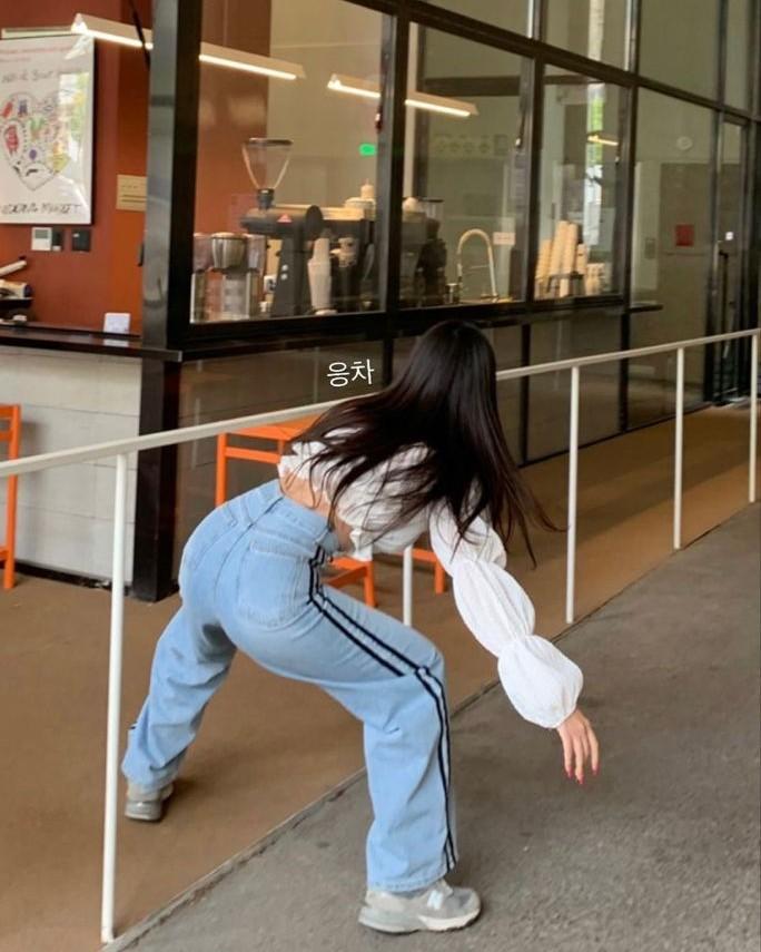 Kẹt Trong Buồng Vệ Sinh Vì Hết Giấy