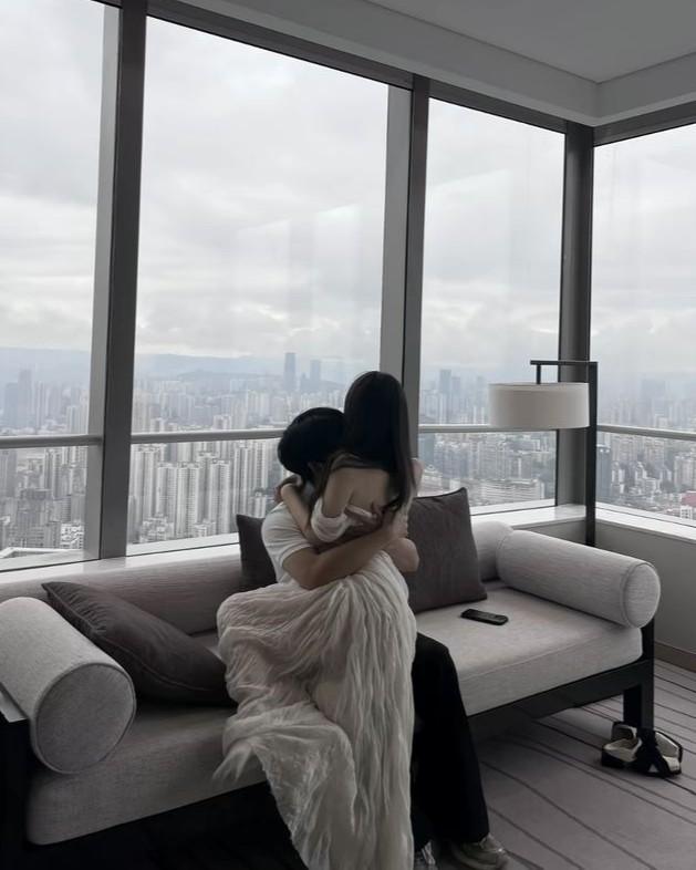 Anh Rời Đi Khi Ánh Đèn Tắt