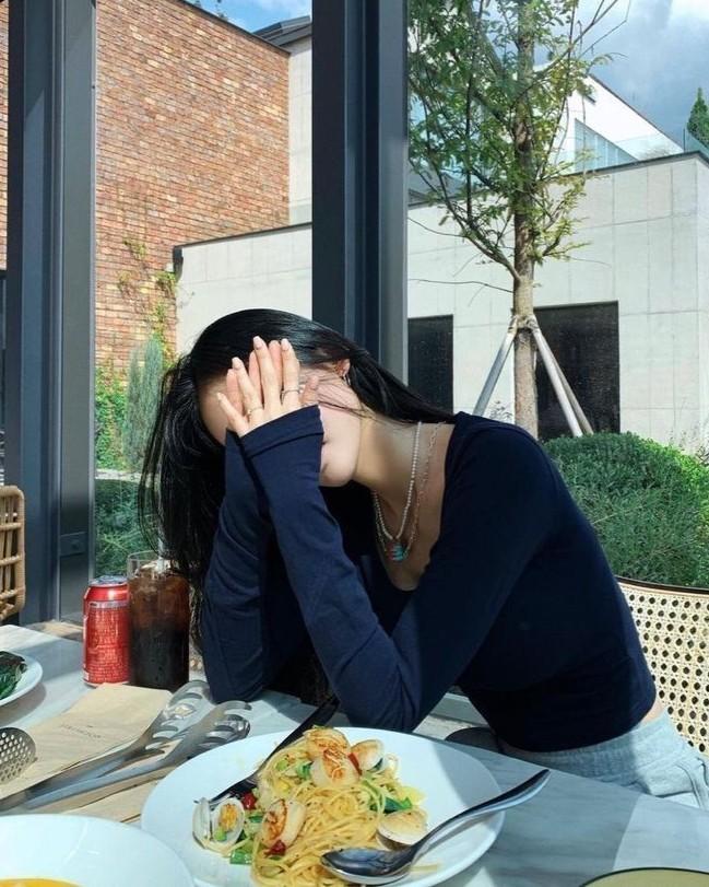 Dưới Khăn Đỏ Là Nước Mắt