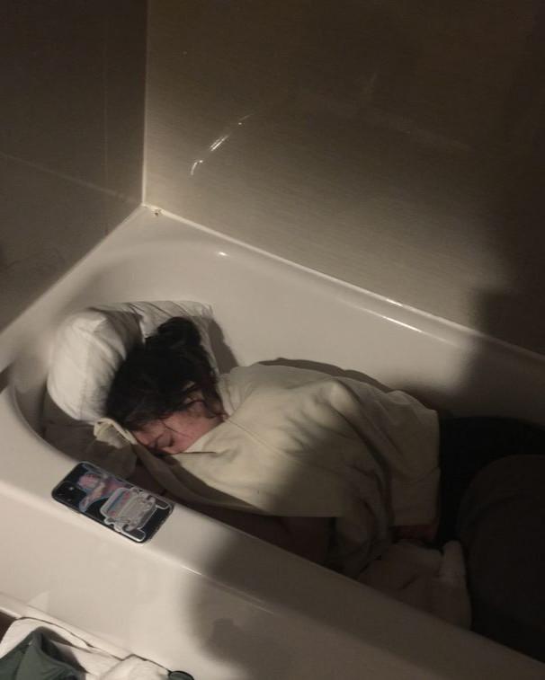 Chồng Tôi Muốn Ly Hôn Giả Để Cho Con Người Khác Nhập Học