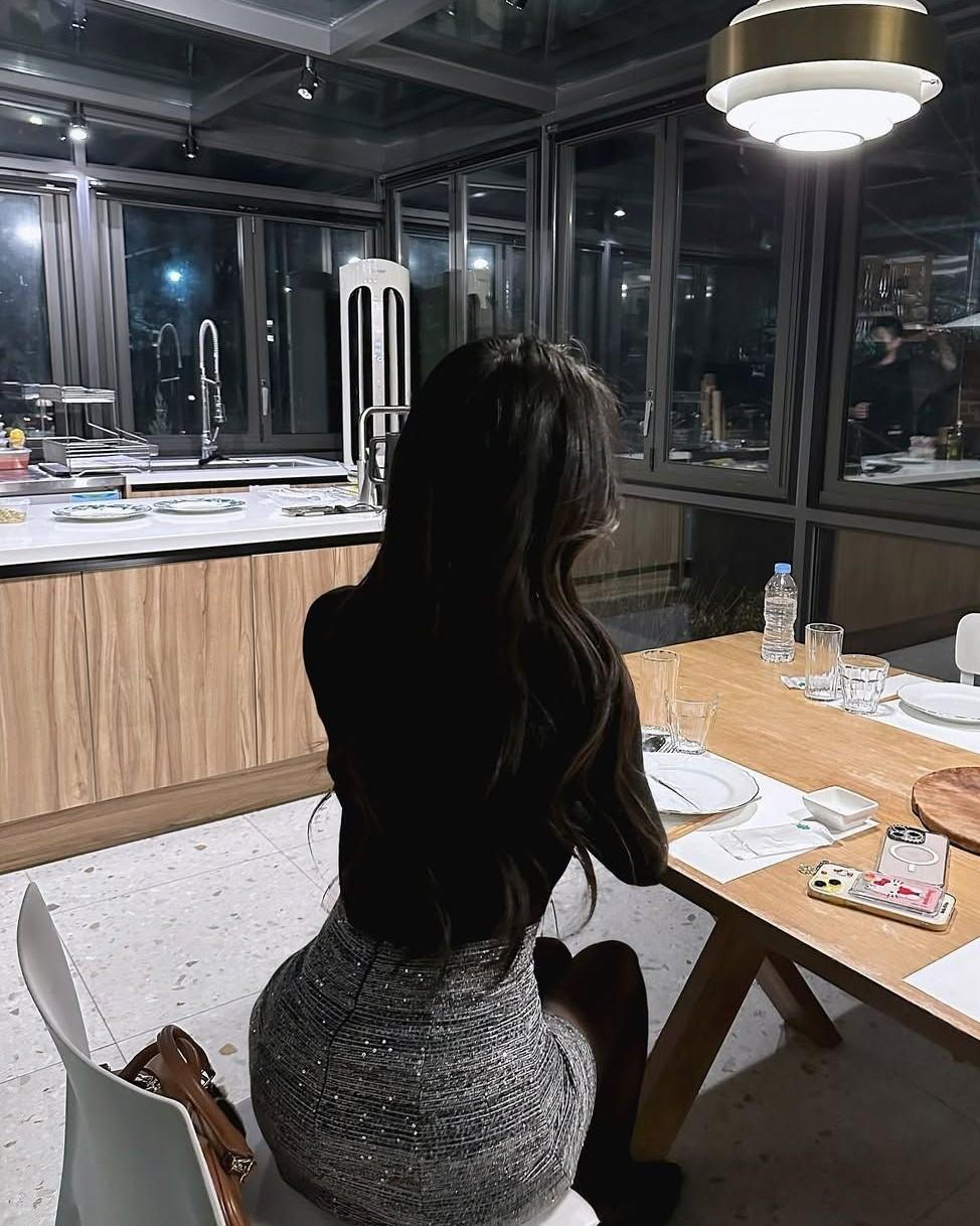 V Ả Mặt Ngay Trên Sân Khấu Tiệc Đính Hôn