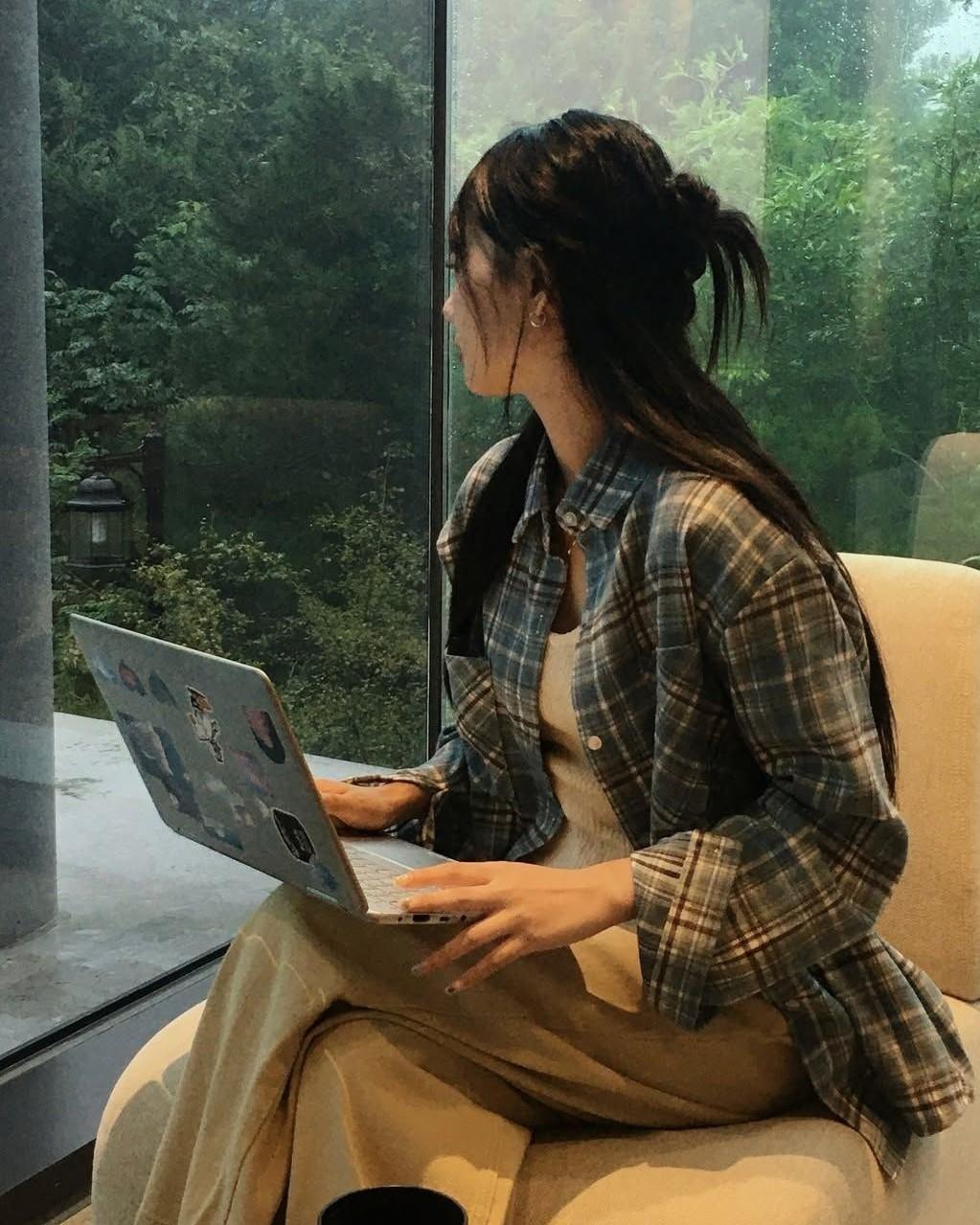 Năm 1980, Người Em Yêu Đứng Ở Hàng Đầu