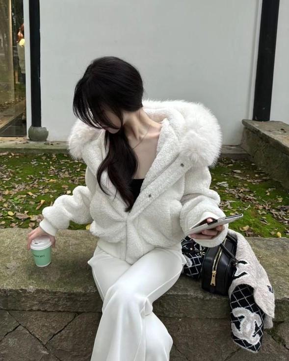 Chồng Cùng Thư Ký Đi Ăn Nhà Hàng