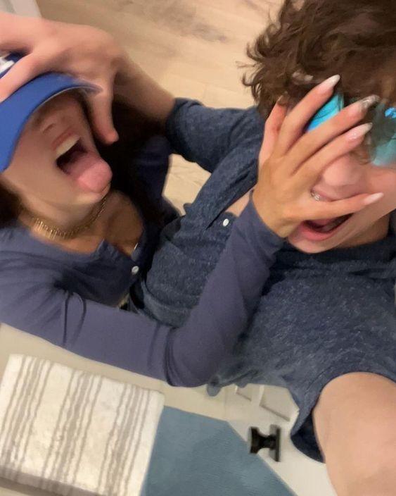 Cuộc Đời Mới Bên Ngoài Hoàng Cung