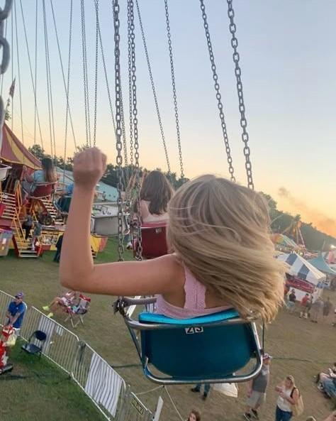 Tay Trắng Vươn Lên