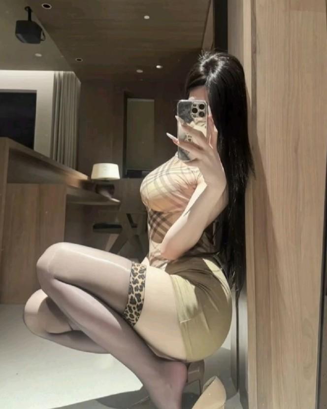 Phu Quân Ta Mang Về Một Cô Gái Hiện Đại