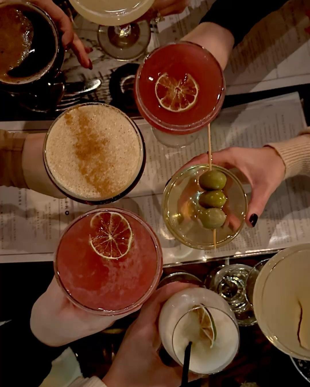 Bạn Thân Giăng Băng Rôn Nhận Con Rể, Nhưng Tôi Lại Sinh Con Gái