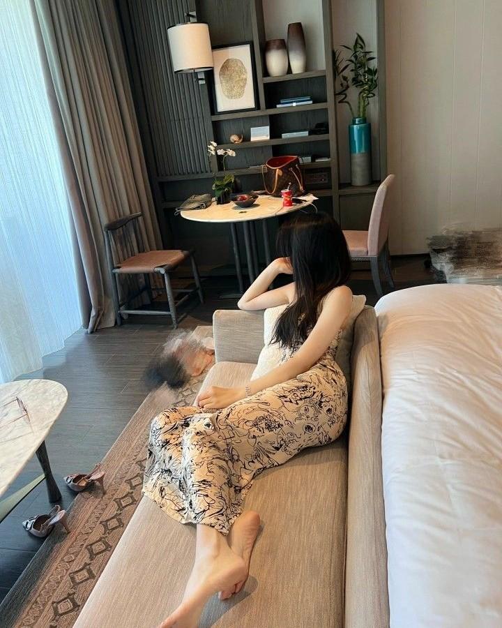 Bạn Đồng Nghiệp Nhiệt Tình Của Chồng Tôi