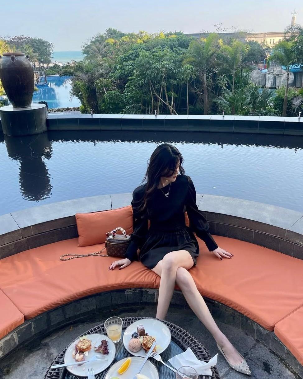 Đêm Tân Hôn, Tổng Tài Kinh Sợ Đồng Tính Chui Vào Chăn Tôi Kêu Cứu