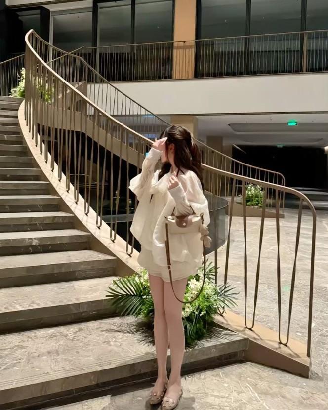 Cụ Bà Phó Gia Khóc Ròng Ngoài Phòng Sinh