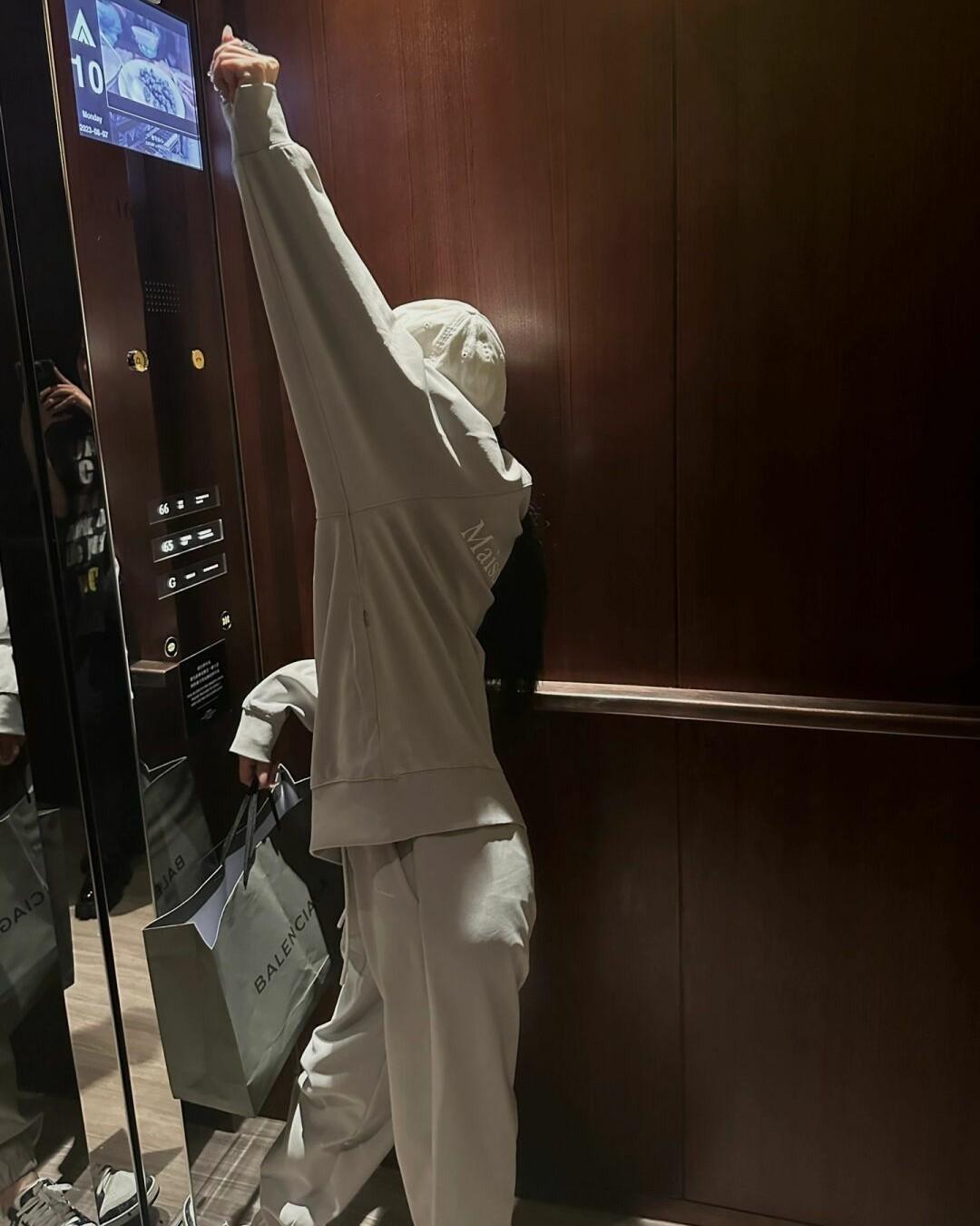 Học Bá Hổ Báo Đang Đợi Em Dưới Lầu