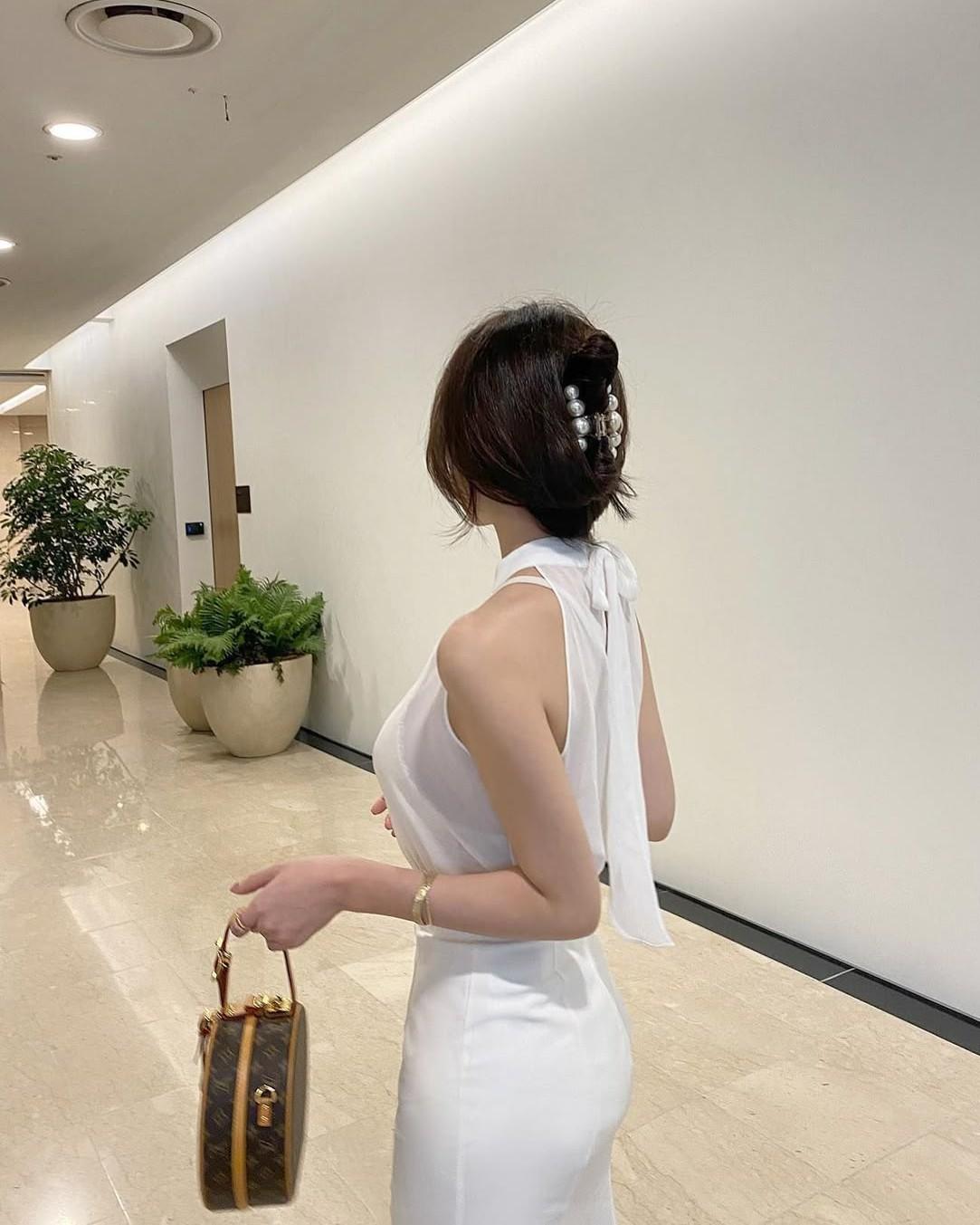 Rời Đi Khi Cả Nhà Đang Ăn Tết