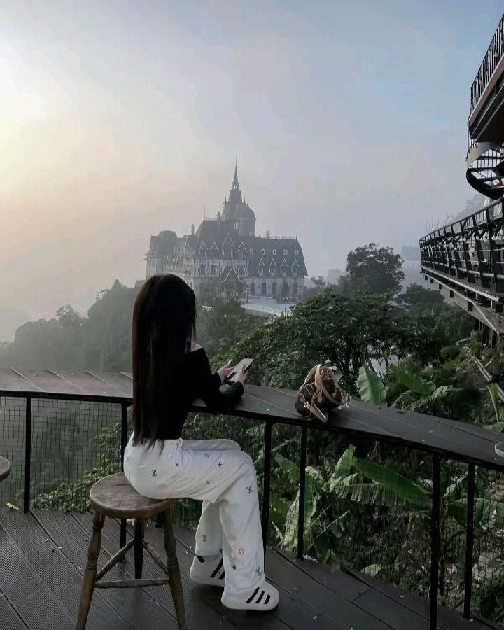 Tôi Dắt Con Trai Rời Đi