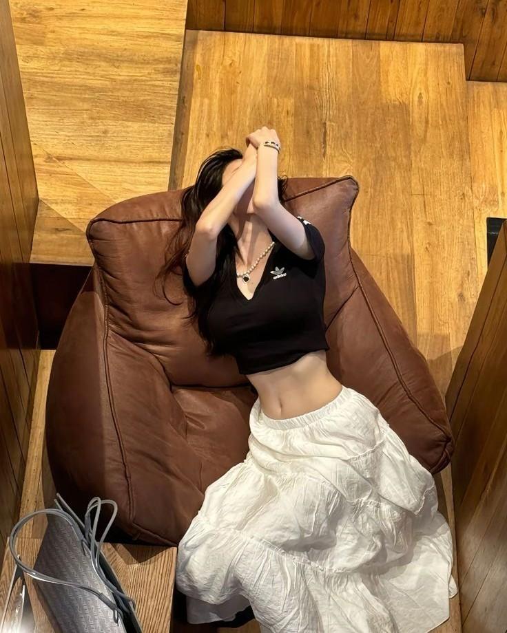 Người Mẹ Đứng Dưới Mưa