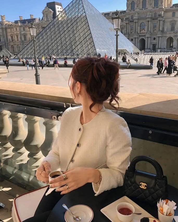 Sau Gầm Giường Là Một Gia Đình Khác