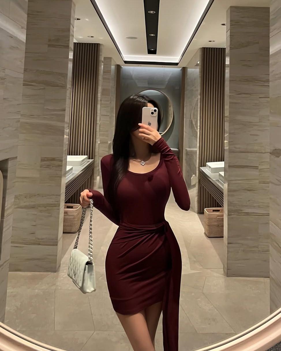 Bị Cả Công Ty Cô Lập Ba Tháng, Đêm Tiệc Tất Niên Tôi Bước Lên Sân Khấu