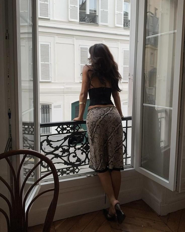 Cô Gái Mặc Đồ Đen Trong Đám Cưới