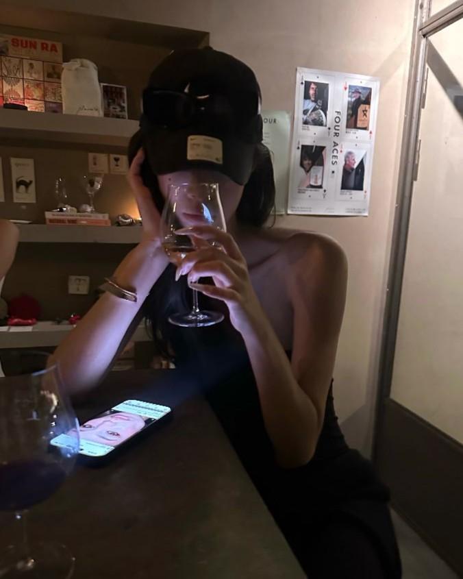 Không Ai Đốt Tiền Cho Tôi