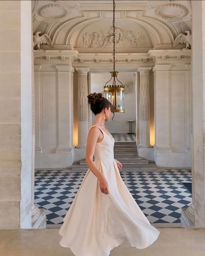 Một Con Hoàng Yến, Hai Cuốn Sổ Tiền