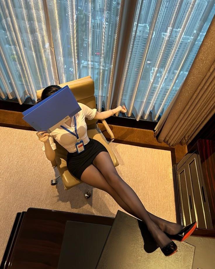 Chính Thê Không Làm Loạn