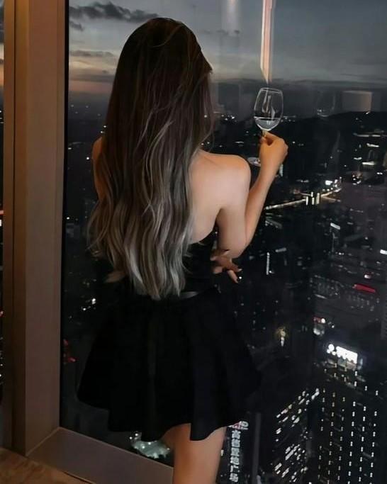 Tái Xuất Trong Cơn Mưa Dữ Liệu