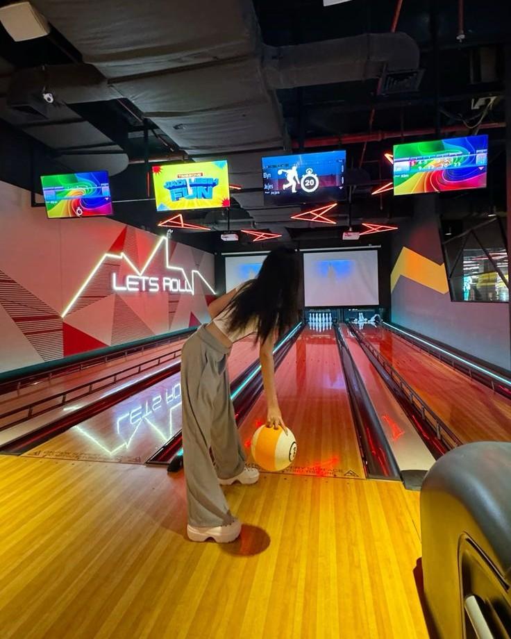 Cô Gái Đặt Bút Ký Lên Tương Lai