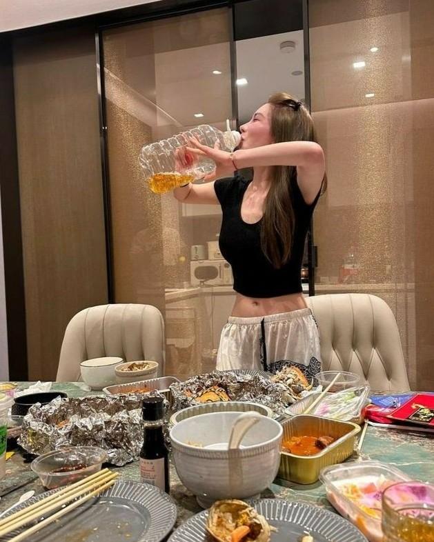 Sau Khi Trọng Sinh, Tôi Nhìn Thấy Thời Gian C H E C Trên Trán Kẻ Ác