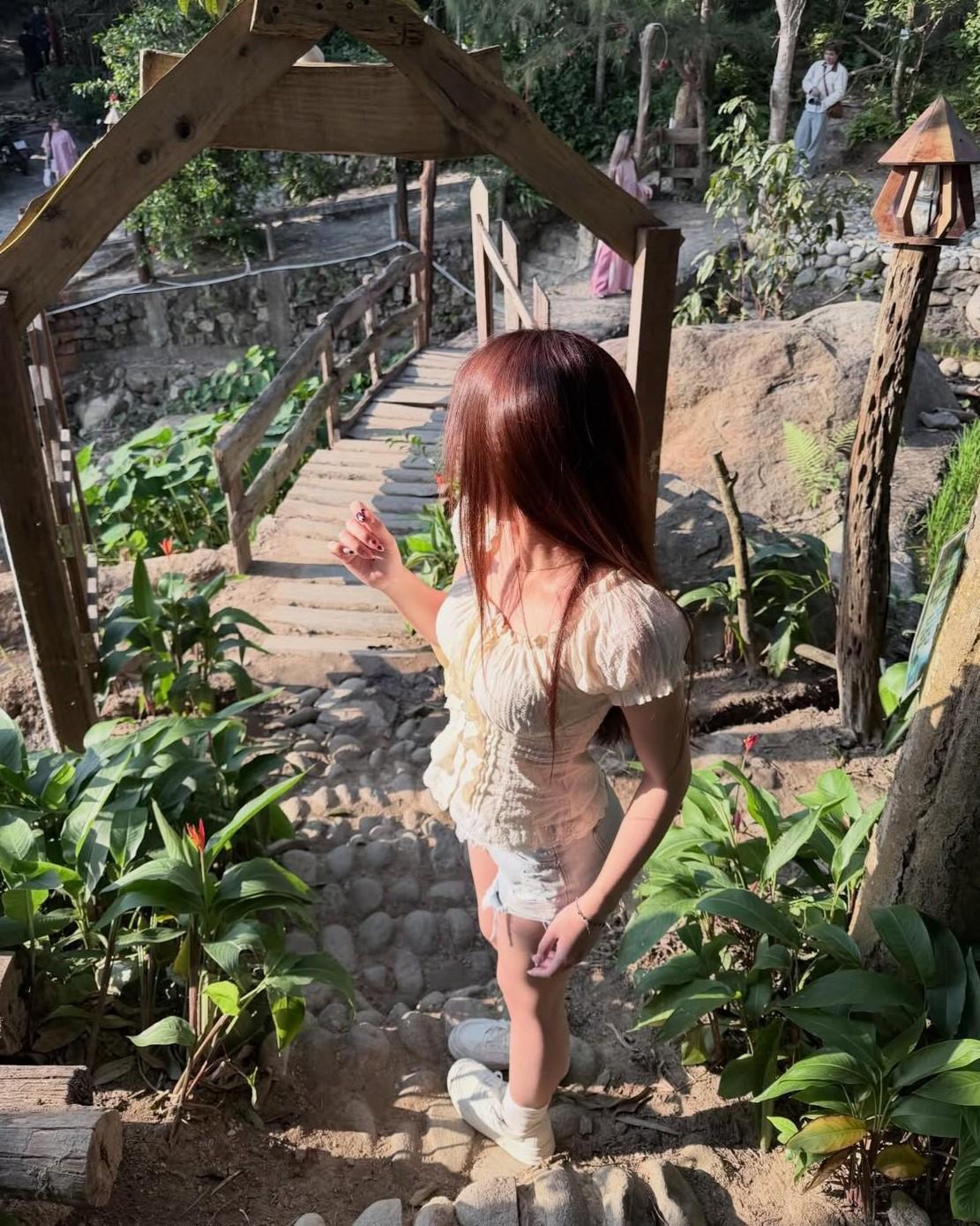 Người Thứ Ba Ngồi Bên Cạnh Tôi