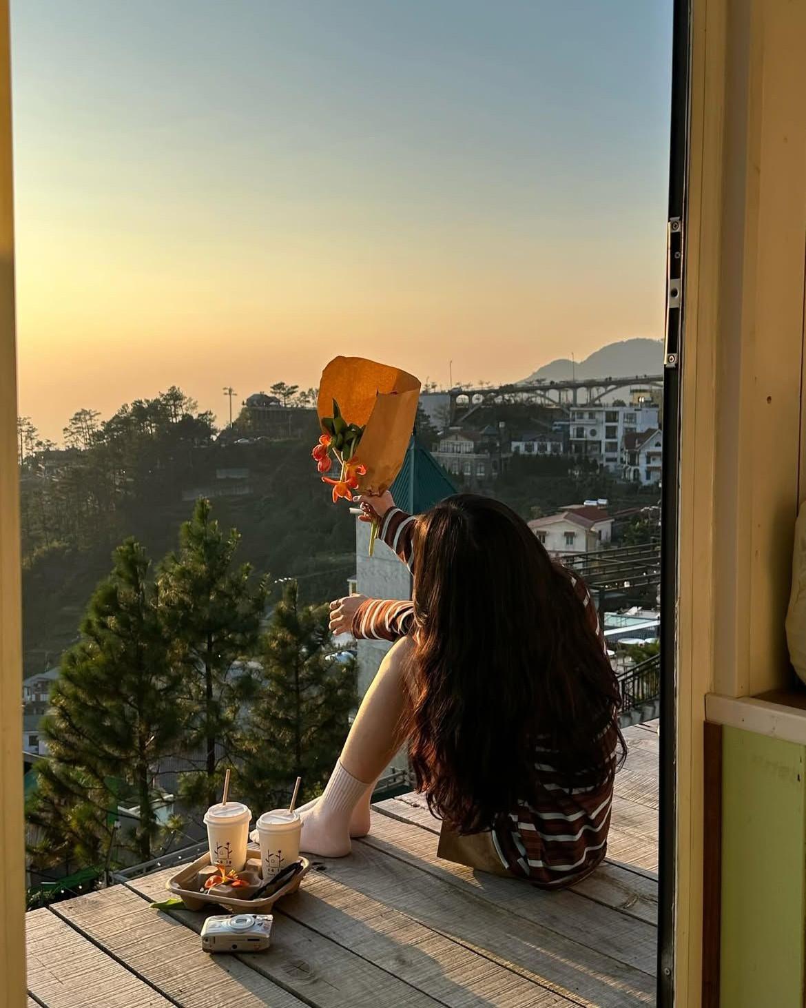 Đôi Giày Bông Trong Bùn